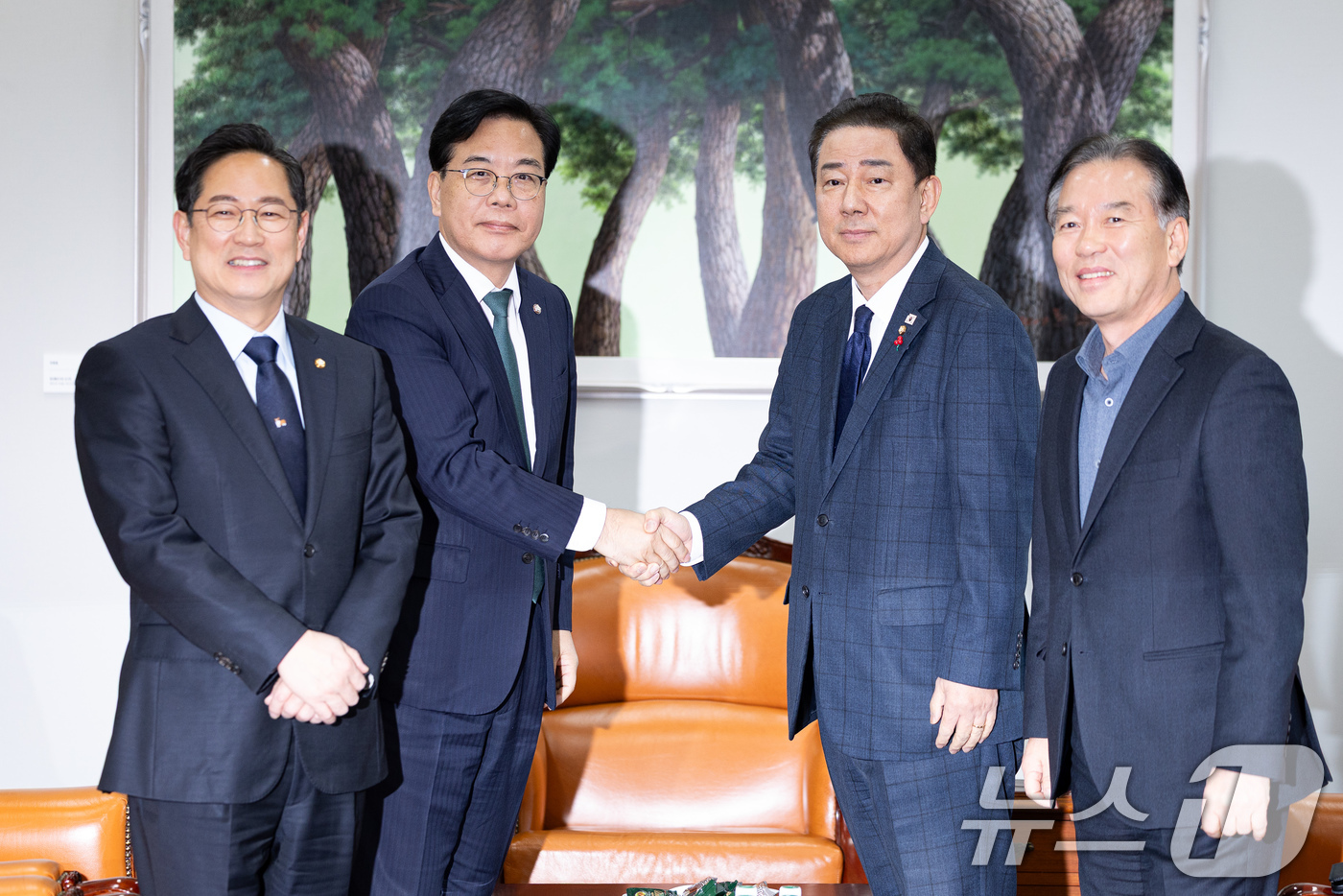 (서울=뉴스1) 유승관 기자 = 더불어민주당 김병기, 국민의힘 송언석 원내대표와 기획재정위원회 여야 간사가 28일 서울 여의도 국회에서 회동에 앞서 기념 촬영을 하고 있다.왼쪽부터 …