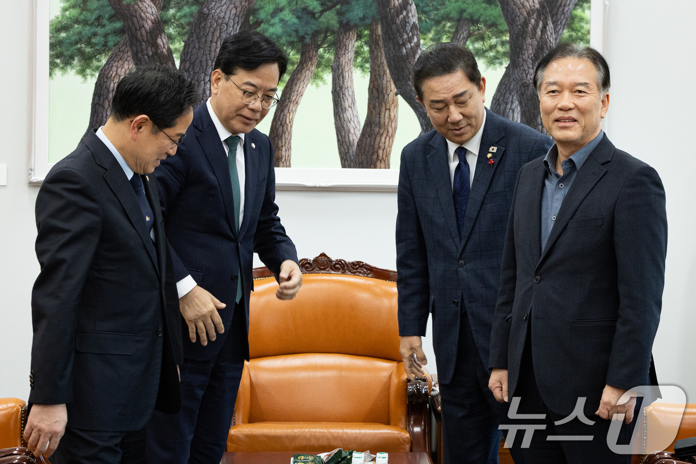 (서울=뉴스1) 유승관 기자 = 더불어민주당 김병기, 국민의힘 송언석 원내대표와 기획재정위원회 여야 간사가 28일 서울 여의도 국회에서 회동에 앞서 기념 촬영 후 착석하고 있다.왼 …