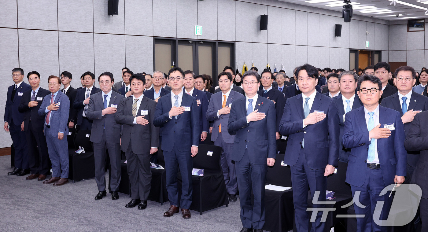 (서울=뉴스1) 박지혜 기자 = 이억원 금융위원장과 구자현 검찰총장 직무대행, 이형주 금융정보분석원장이 28일 서울 중구 은행연합회 국제회의실에서 열린 제19회 자금세탁방지의 날 …