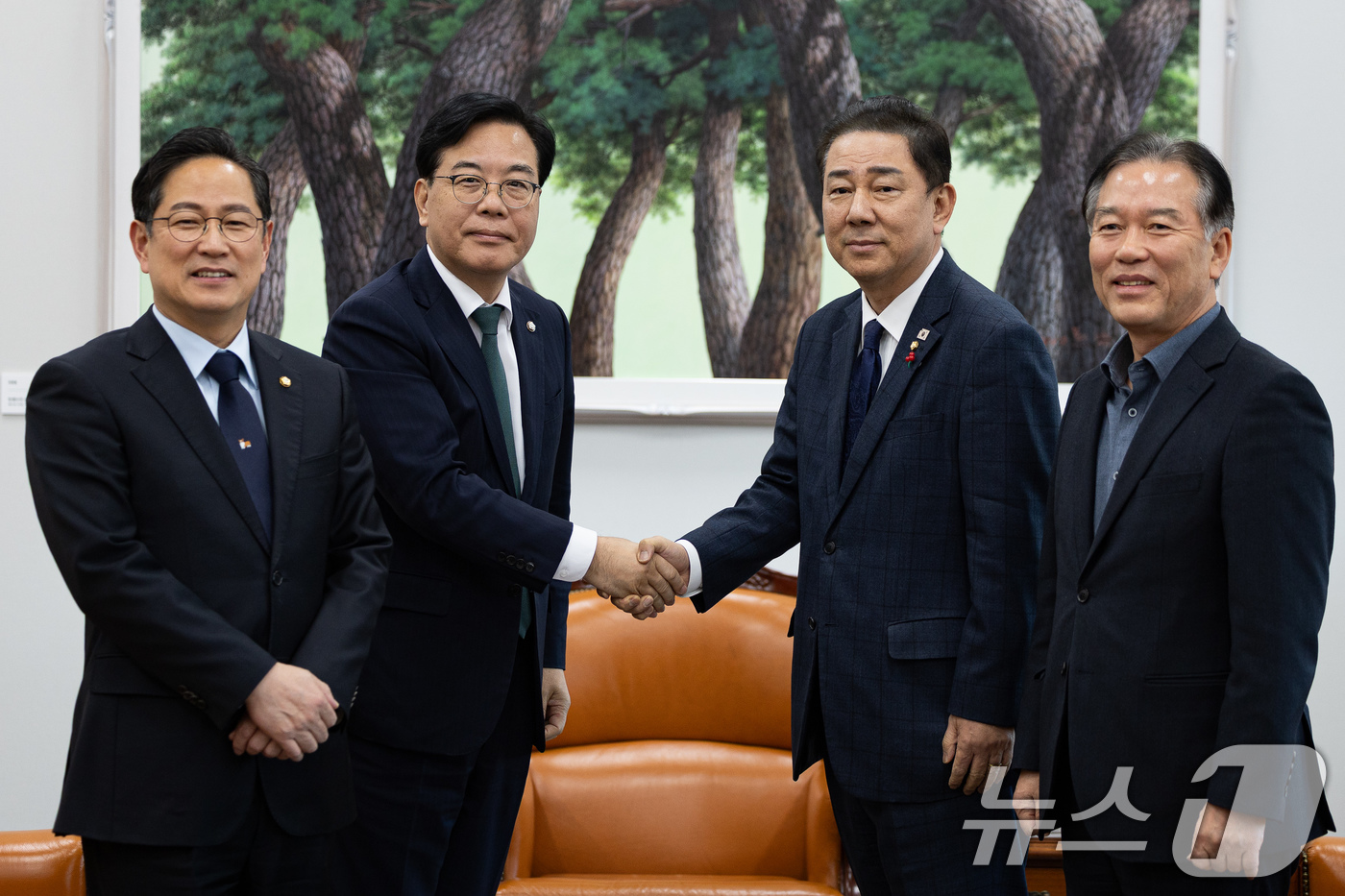 (서울=뉴스1) 유승관 기자 = 더불어민주당 김병기, 국민의힘 송언석 원내대표와 기획재정위원회 여야 간사가 28일 서울 여의도 국회에서 회동에 앞서 기념 촬영을 하고 있다.왼쪽부터 …