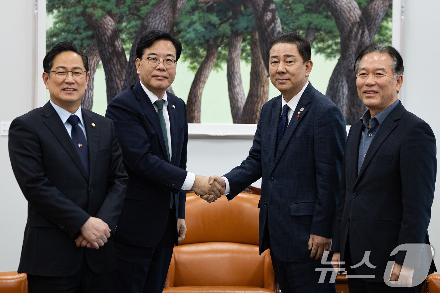본문 이미지 - 더불어민주당 김병기, 국민의힘 송언석 원내대표와 기획재정위원회 여야 간사가 28일 서울 여의도 국회에서 회동에 앞서 기념 촬영을 하고 있다. 왼쪽부터 국민의힘 박수영 기재위 간사, 송 원내대표, 더불어민주당 김 원내대표, 정태호 기재위 간사. 2025.11.28/뉴스1 ⓒ News1 유승관 기자