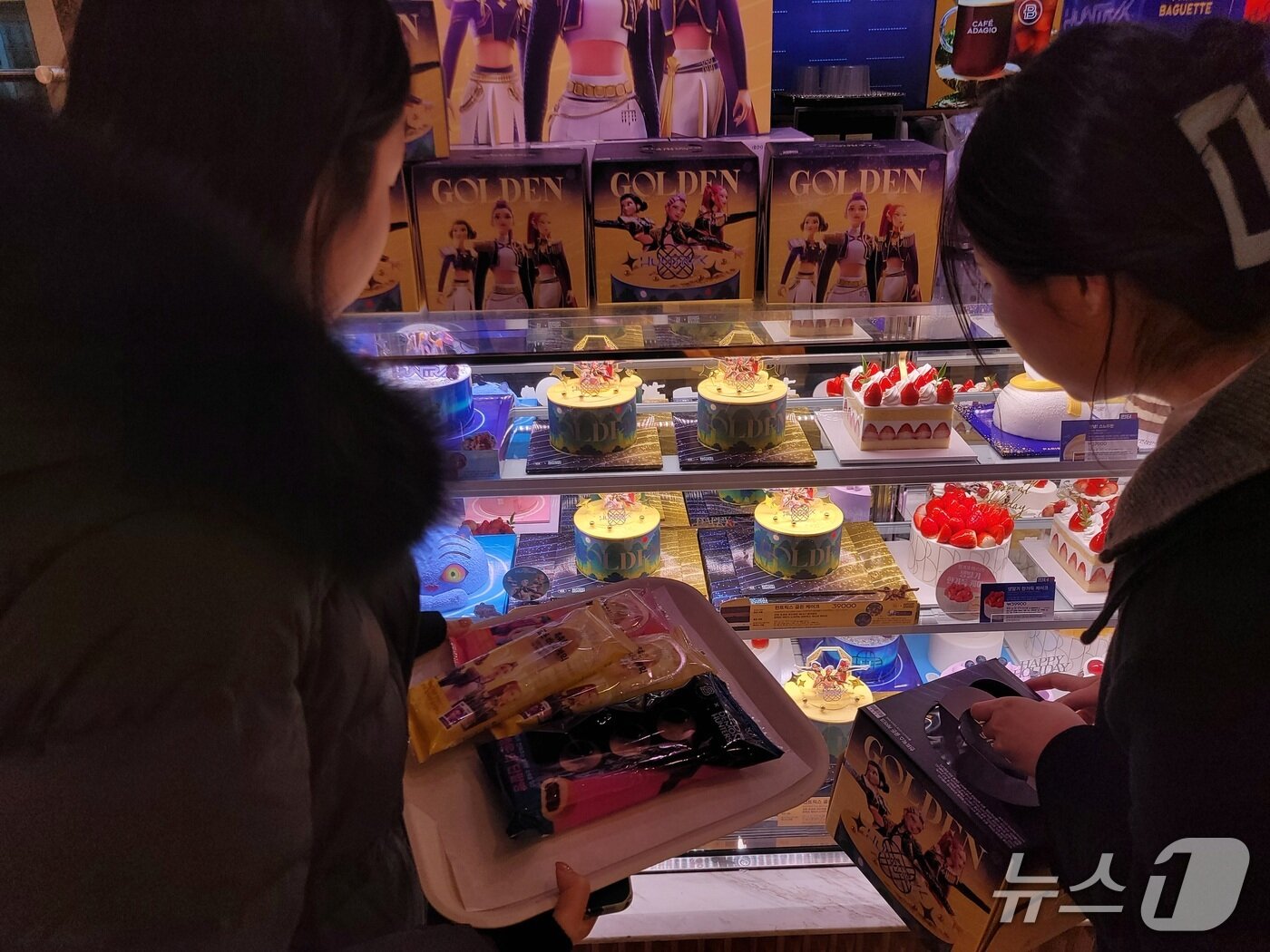 본문 이미지 - 파리바게뜨 매장을 방문한 여성 이 사전 예약한 헌트릭스 골든 케이크를 수령하고 있다. 2025.11.28/뉴스1 박혜연 기자 ⓒ 뉴스1