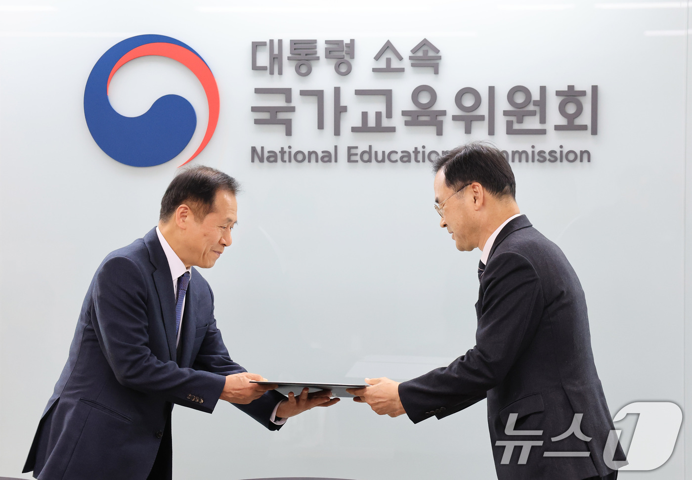 (서울=뉴스1) 임세영 기자 = 차정인 국가교육위원회 위원장이 28일 서울 종로구 정부서울청사에서 열린 AI시대 교육 특별위원회 위촉식 및 제1차 회의에서 안승문 AI시대 교육 특 …