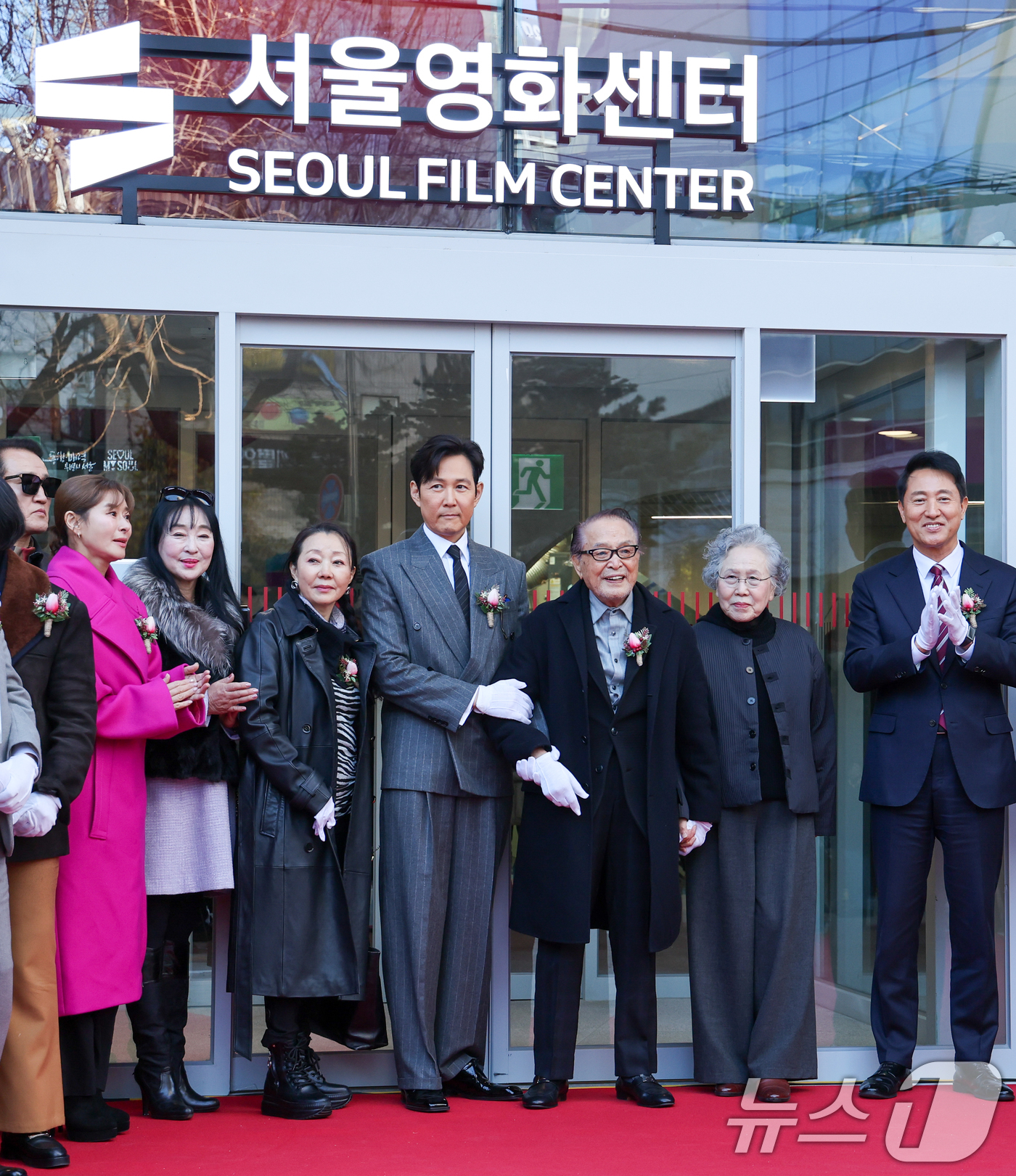 (서울=뉴스1) 안은나 기자 = 오세훈 서울시장(오른쪽부터), 박정자 관악문화재단 이사장, 신영균 신영균예술문화재단 명예이사장, 배우 이정재 등 영화인들이 28일 오후 중구 서울영 …