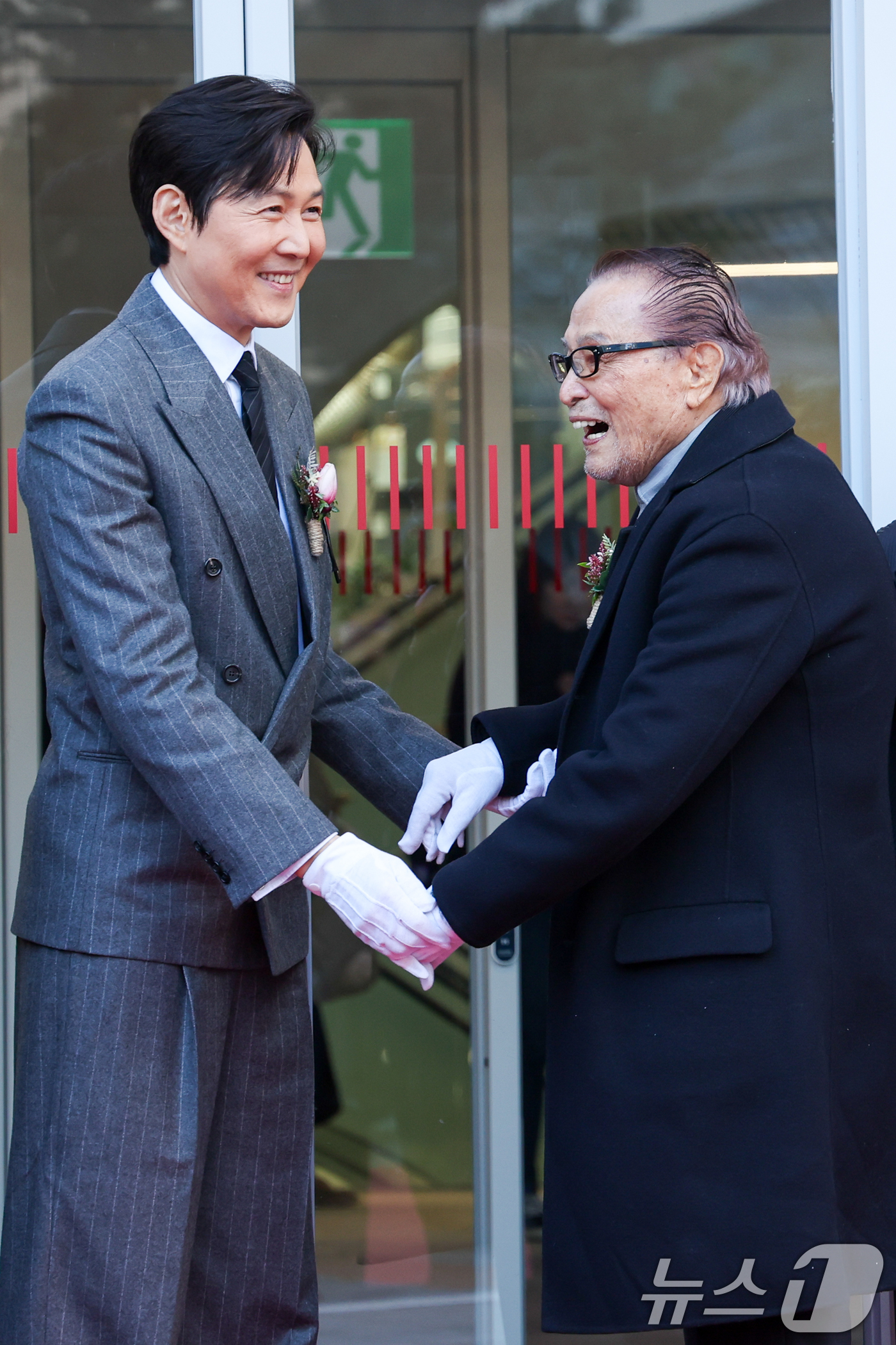 (서울=뉴스1) 안은나 기자 = 배우 이정재와 신영균 신영균예술문화재단 명예이사장이 28일 오후 중구 서울영화센터에서 열린 개관식에 참석해 대화하고 있다. 2025.11.28/뉴스 …