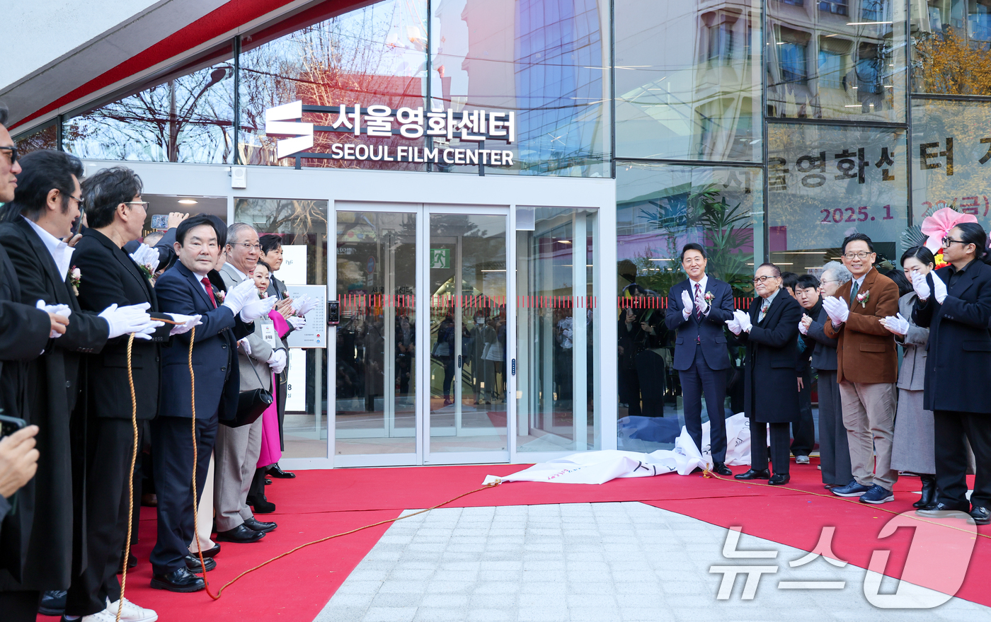 (서울=뉴스1) 안은나 기자 = 오세훈 서울시장, 신영균 신영균예술문화재단 명예이사장, 박정자 관악문화재단 이사장, 배우 이정재, 한예리 등 영화인들이 28일 오후 중구 서울영화센 …