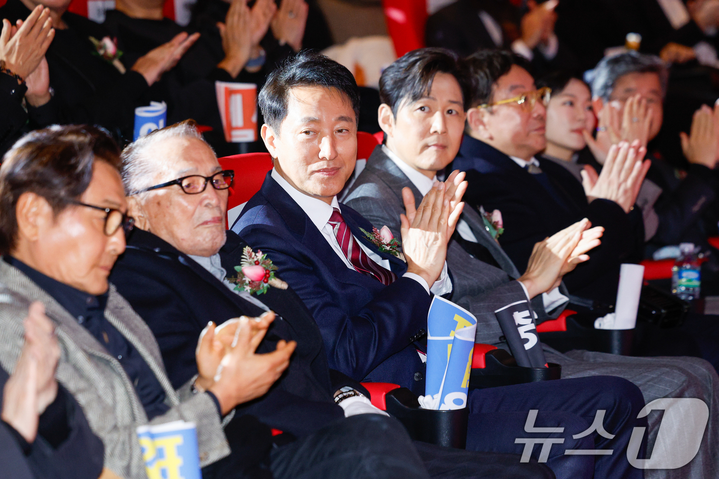 (서울=뉴스1) 안은나 기자 = 신언식 신영균예술문화재단 이사장 직무대행(왼쪽부터), 신영균 명예이사장, 오세훈 서울시장, 배우 이정재, 정구호 감독, 배우 한예리, 김길성 중구청 …