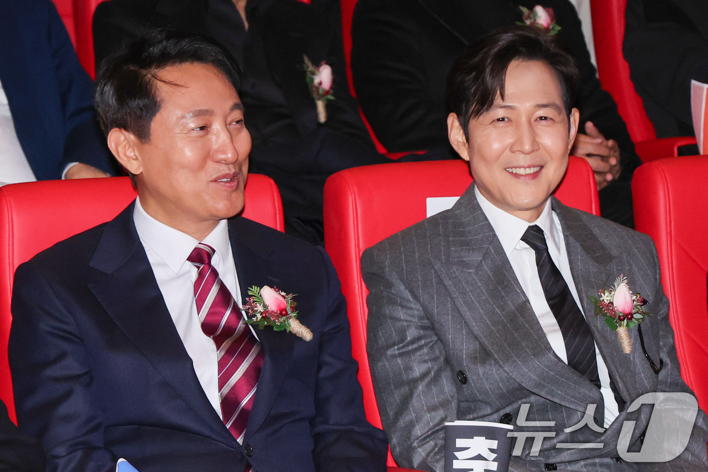 (서울=뉴스1) 안은나 기자 = 오세훈 서울시장과 배우 이정재가 28일 오후 중구 충무로에서 열린 독립·예술영화 기반의 상영·전시·교육·교류 기능을 갖춘 공공 영화문화공간 '서울영 …