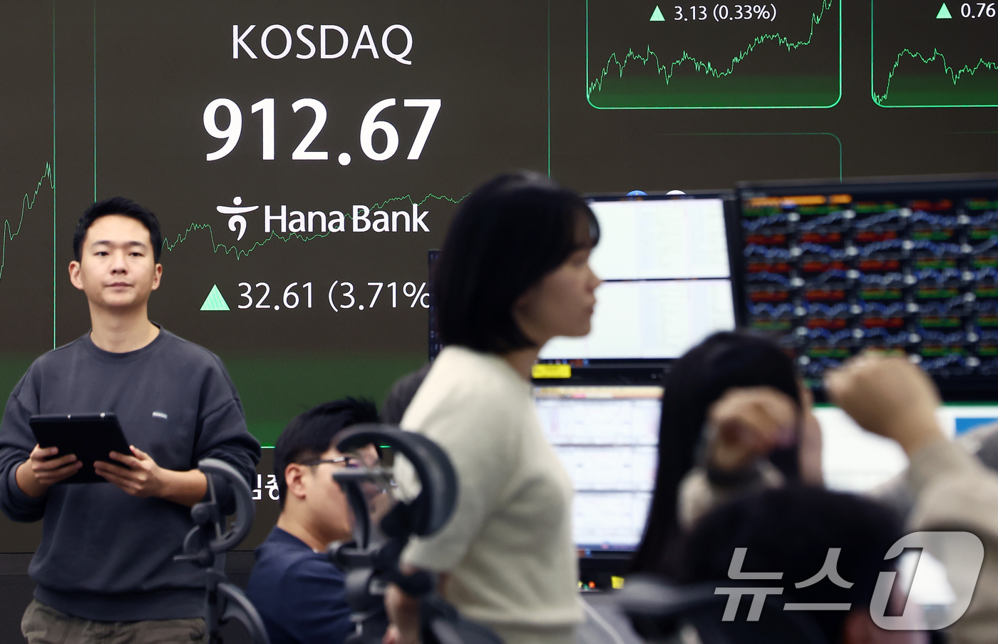 (서울=뉴스1) 김민지 기자 = 28일 오후 서울 중구 하나은행 딜링룸 전광판에 코스닥 지수가 나오고 있다.이날 코스피는 전 거래일(3986.91)보다 60.32포인트(1.51%) …