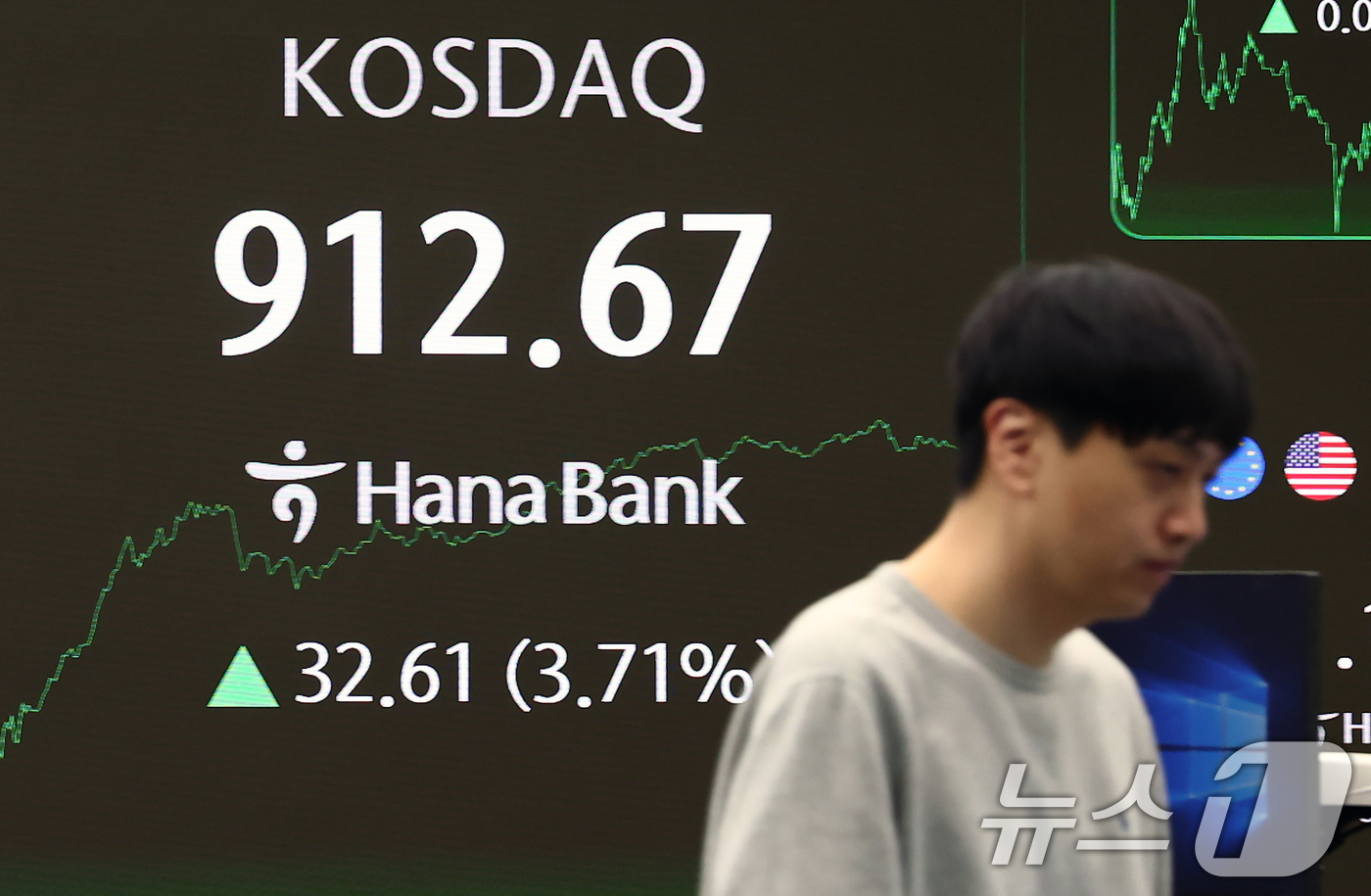 (서울=뉴스1) 김민지 기자 = 28일 오후 서울 중구 하나은행 딜링룸 전광판에 코스닥 지수가 나오고 있다.이날 코스피는 전 거래일(3986.91)보다 60.32포인트(1.51%) …