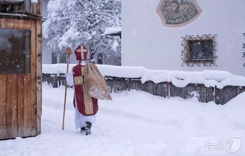 본문 이미지 - 오스트리아에서 산타클로스 역할을 하는 성 니콜라우스(오스트리아관광청 제공) 