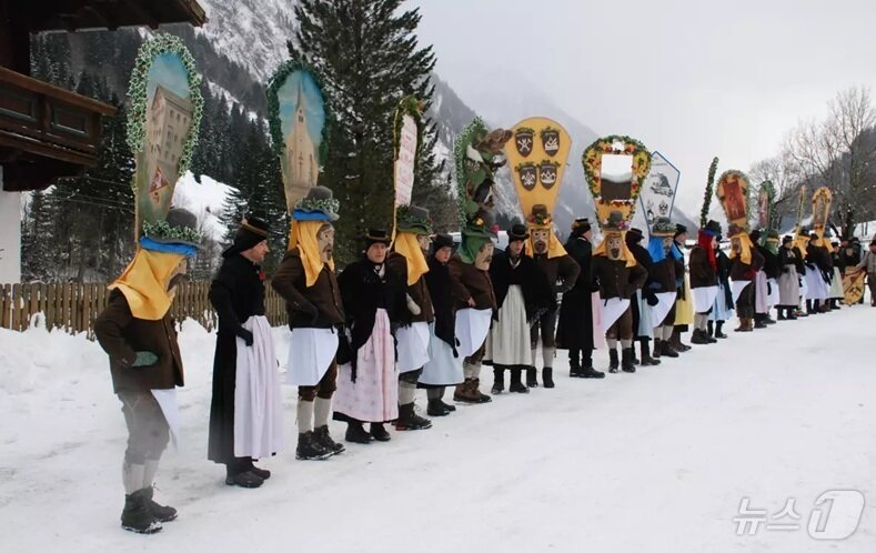 본문 이미지 - 라우네흐테를 준비하는 사람들(오스트리아관광청 제공)