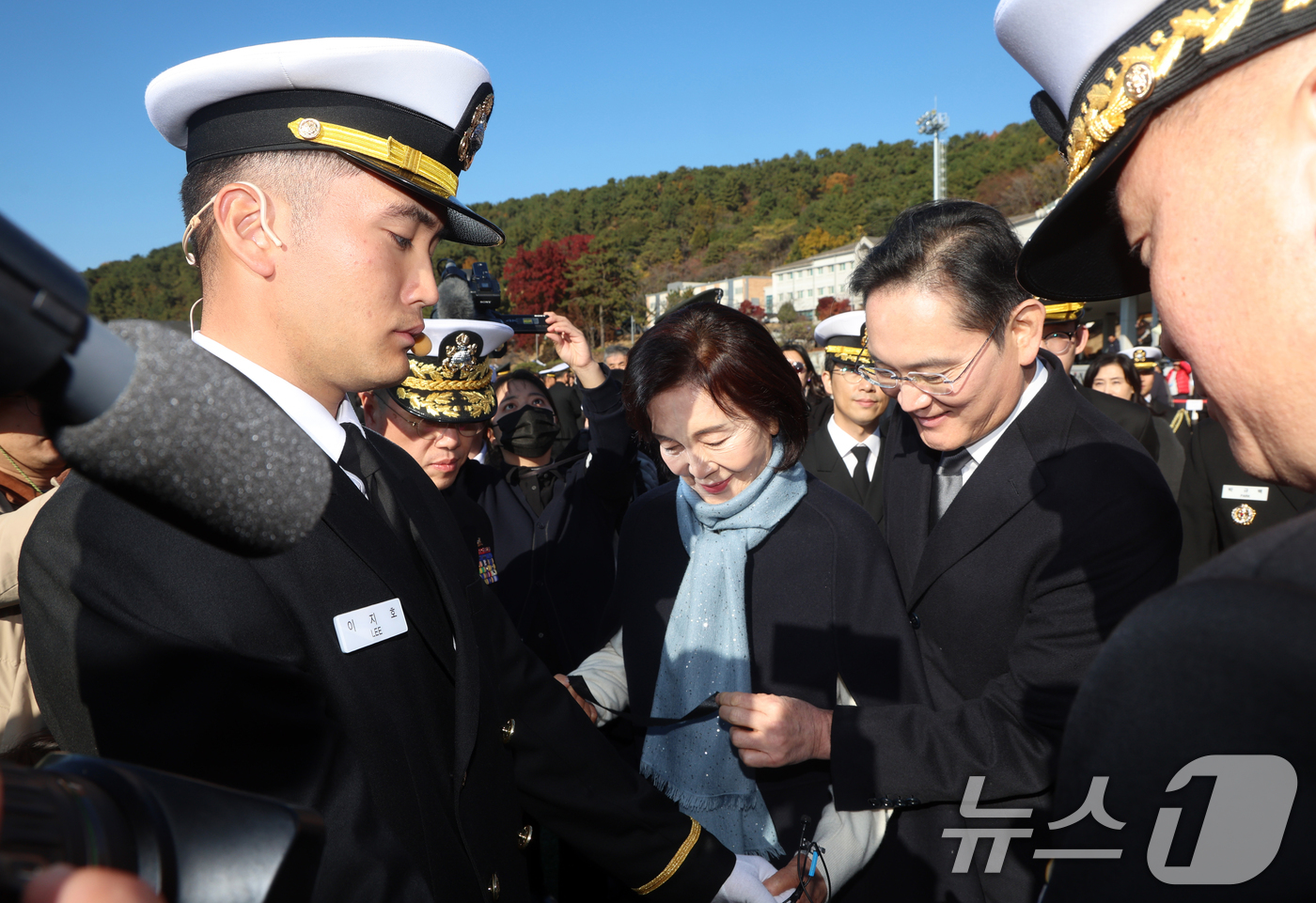 (창원=뉴스1) 윤일지 기자 = 이재용 삼성전자 회장과 홍라희 삼성미술관 리움 명예관장이 아들 이지호 소위에게 28일 경남 창원시 진해구 해군사관학교 연병장에서 열린 제139기 해 …