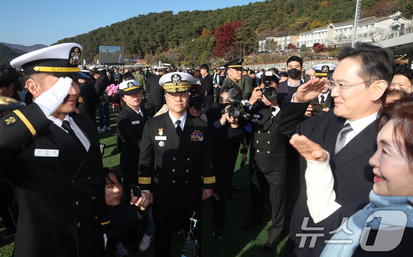 본문 이미지 - 이재용 삼성전자 회장과 홍라희 삼성미술관 리움 명예관장이 28일 경남 창원시 진해구 해군사관학교 연병장에서 열린 제139기 해군·해병대 사관후보생 수료 및 임관식에서 아들 이지호 소위에게 경례를 받고 있다. &#40;공동취재&#41; 2025.11.28/뉴스1 ⓒ News1 윤일지 기자