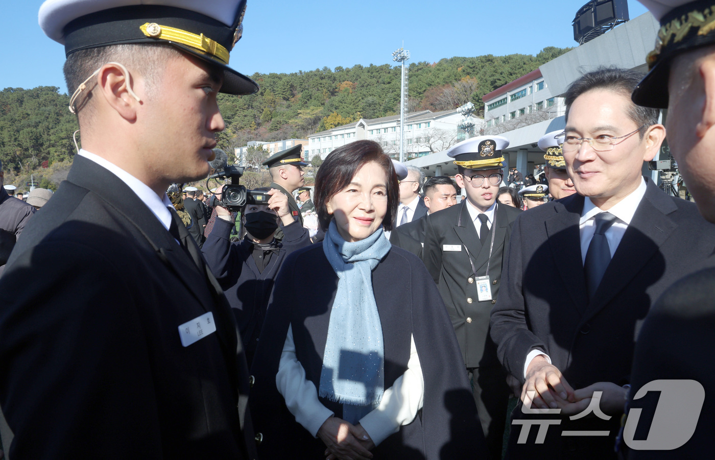 (창원=뉴스1) 윤일지 기자 = 이재용 삼성전자 회장과 홍라희 삼성미술관 리움 명예관장이 28일 경남 창원시 진해구 해군사관학교 연병장에서 열린 제139기 해군·해병대 사관후보생 …