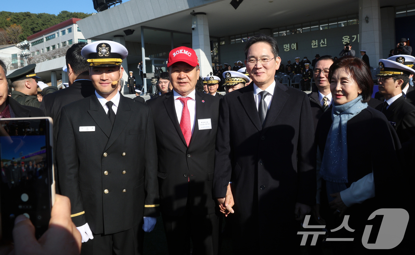 (창원=뉴스1) 윤일지 기자 = 이재용 삼성전자 회장과 홍라희 삼성미술관 리움 명예관장이 아들 이지호 소위와 28일 경남 창원시 진해구 해군사관학교 연병장에서 열린 제139기 해군 …