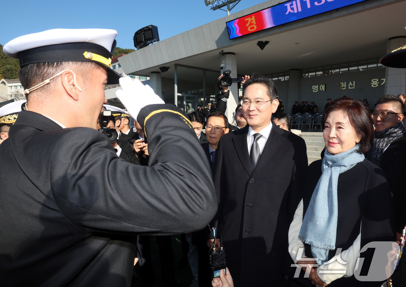 (창원=뉴스1) 윤일지 기자 = 이재용 삼성전자 회장과 홍라희 삼성미술관 리움 명예관장이 28일 경남 창원시 진해구 해군사관학교 연병장에서 열린 제139기 해군·해병대 사관후보생 …