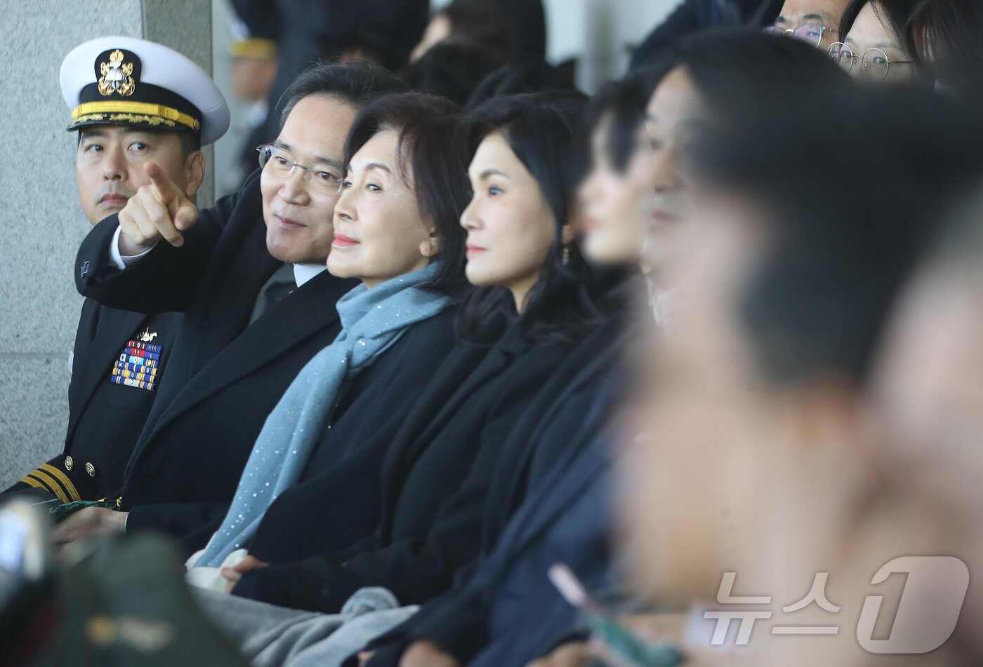 본문 이미지 - 이재용 삼성전자 회장이 28일 경남 창원시 진해구 해군사관학교 연병장에서 열린 제139기 해군·해병대 사관후보생 수료 및 임관식에 홍라희 삼성미술관 리움 명예관장, 이서현 삼성물산 사장과 함께 참석해 자리하고 있다. 2025.11.28/뉴스1 ⓒ News1 윤일지 기자