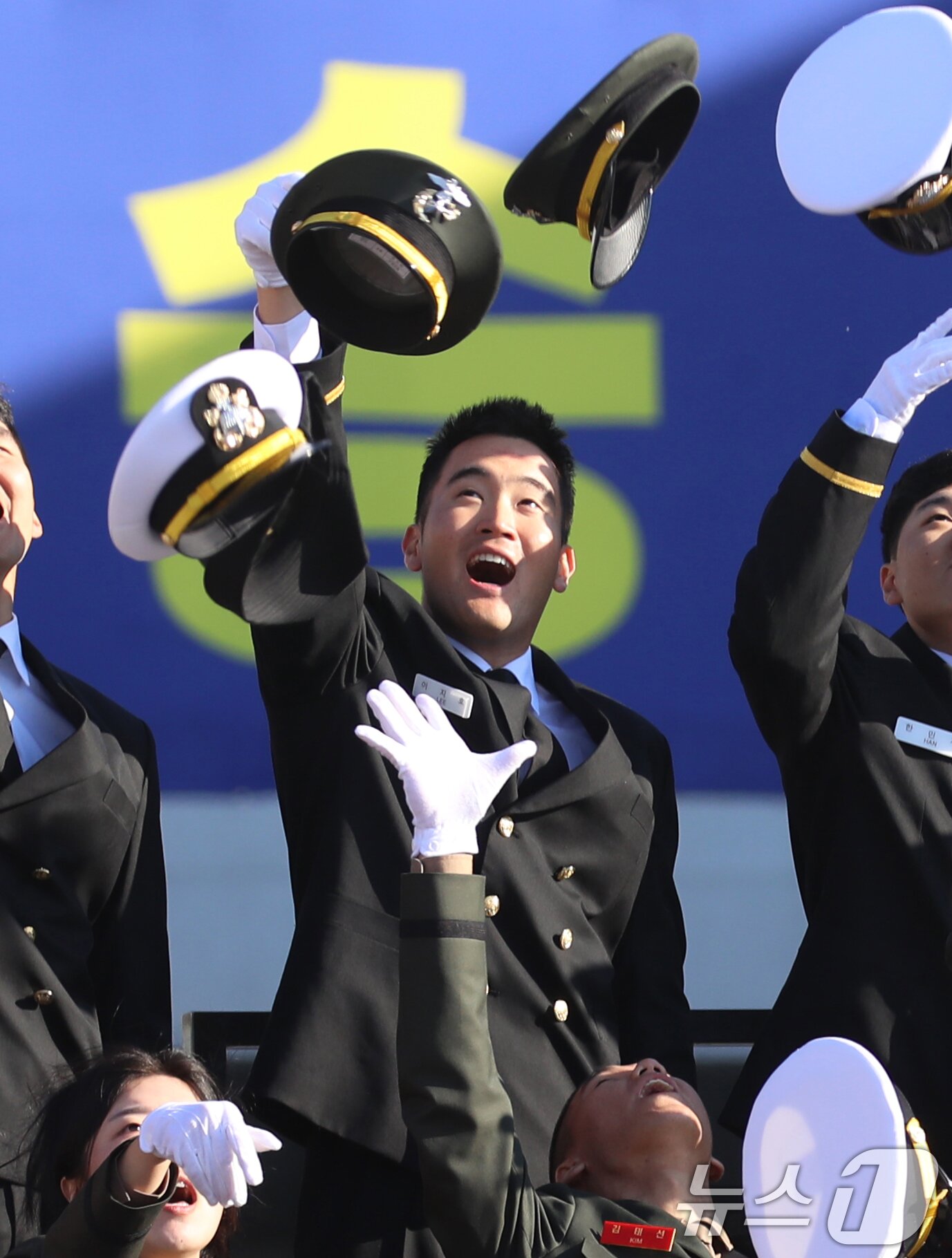 본문 이미지 - 이재용 삼성전자 회장의 장남 이지호 씨가 28일 경남 창원시 진해구 해군사관학교 연병장에서 열린 제139기 해군·해병대 사관후보생 수료 및 임관식에서 정모를 던지며 임관을 축하하고 있다. 2025.11.28/뉴스1 ⓒ News1 윤일지 기자