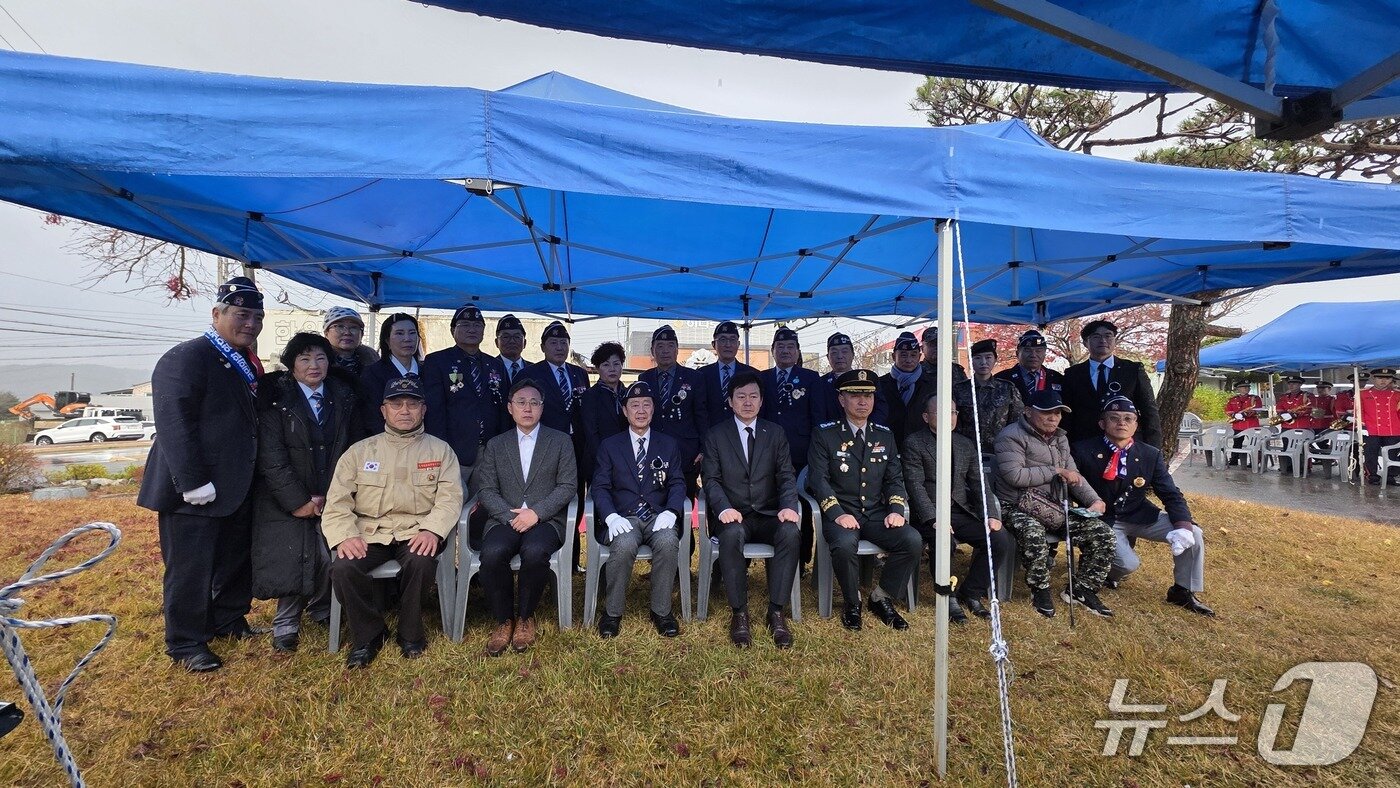 본문 이미지 - 추모식을 마치고 관계자들과 함께 기념촬영을 하고 있다./뉴스1 2025.11.28 ⓒ 뉴스1 김태완 기자