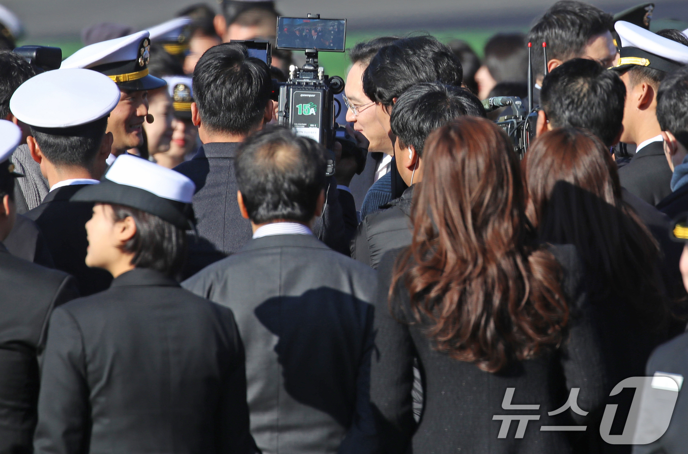 (창원=뉴스1) 윤일지 기자 = 이재용 삼성전자 회장이 28일 경남 창원시 진해구 해군사관학교 연병장에서 열린 제139기 해군·해병대 사관후보생 수료 및 임관식에 참석해 장남 이지 …