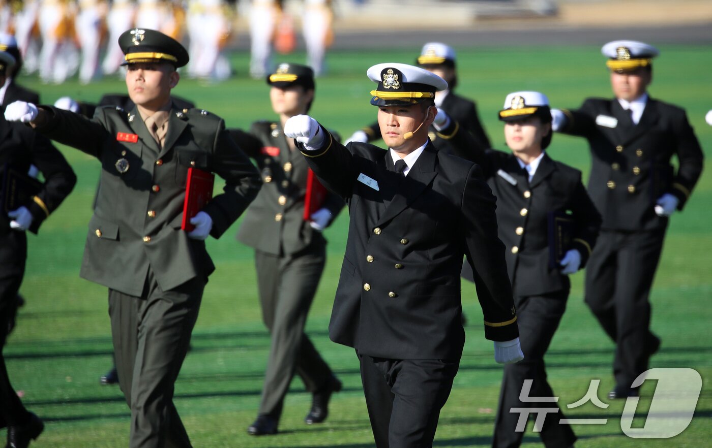 본문 이미지 - 이재용 삼성전자 회장의 장남 이지호 씨가 28일 경남 창원시 진해구 해군사관학교 연병장에서 열린 제139기 해군·해병대 사관후보생 수료 및 임관식에서 분열하기 위해 이동하고 있다. 2025.11.28/뉴스1 ⓒ News1 윤일지 기자