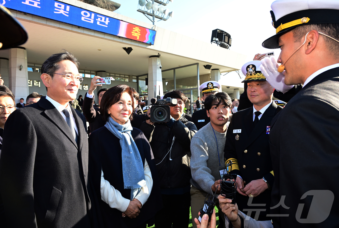 (창원=뉴스1) 윤일지 기자 = 이재용 삼성전자 회장과 홍라희 전 삼성미술관 리움 관장이 28일 오후 경남 창원 해군사관학교 연병장에서 열린 제139기 해군·해병대 사관후보생 수료 …