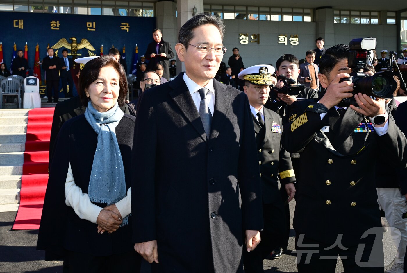 본문 이미지 - 이재용 삼성전자 회장과 홍라희 전 삼성미술관 리움 관장이 28일 오후 경남 창원 해군사관학교 연병장에서 열린 제139기 해군·해병대 사관후보생 수료 및 임관식에 참석해 장남 이지호 신임 소위 계급장 수여를 위해 이동하고 있다. &#40;공동취재&#41; 2025.11.28/뉴스1 ⓒ News1 윤일지 기자