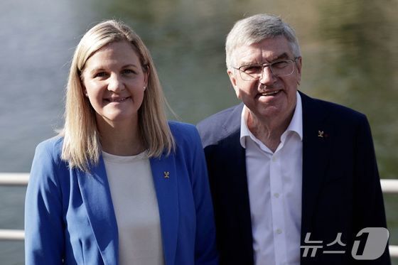 본문 이미지 - 커스티 코번트리 IOC 위원장&#40;왼쪽&#41;과 토마스 바흐 전 IOC 위원장을 비롯해 전 세계 스포츠계 거물급 인사들이 부산에 집결한다. ⓒ AFP=뉴스1