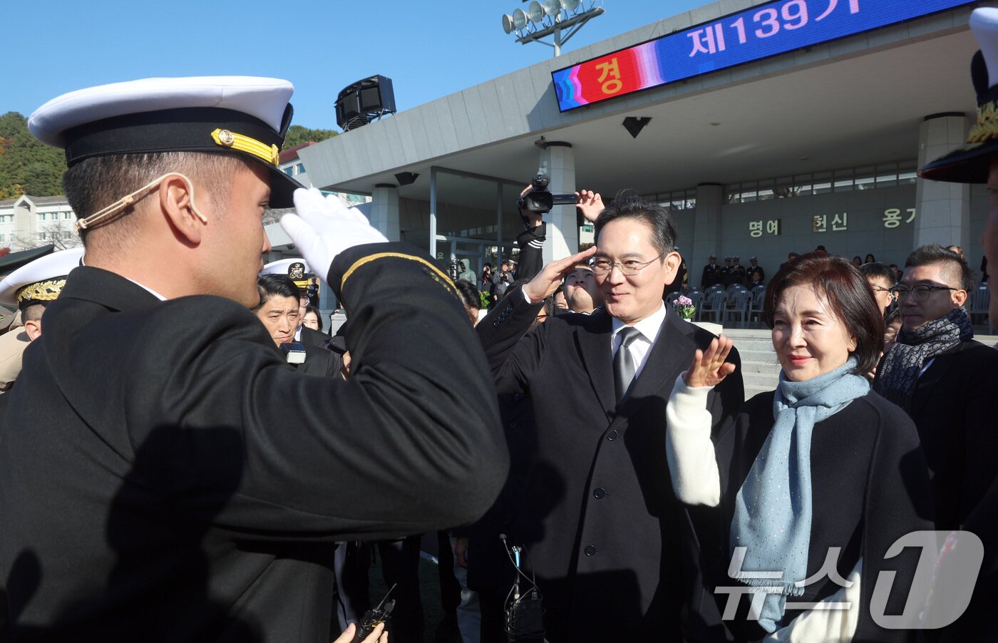 본문 이미지 - 이재용 삼성전자 회장과 홍라희 삼성미술관 리움 명예관장이 28일 경남 창원시 진해구 해군사관학교 연병장에서 열린 제139기 해군·해병대 사관후보생 수료 및 임관식에서 아들 이지호 소위에게 경례를 받고 있다. &#40;공동취재&#41; 2025.11.28/뉴스1 ⓒ News1 윤일지 기자