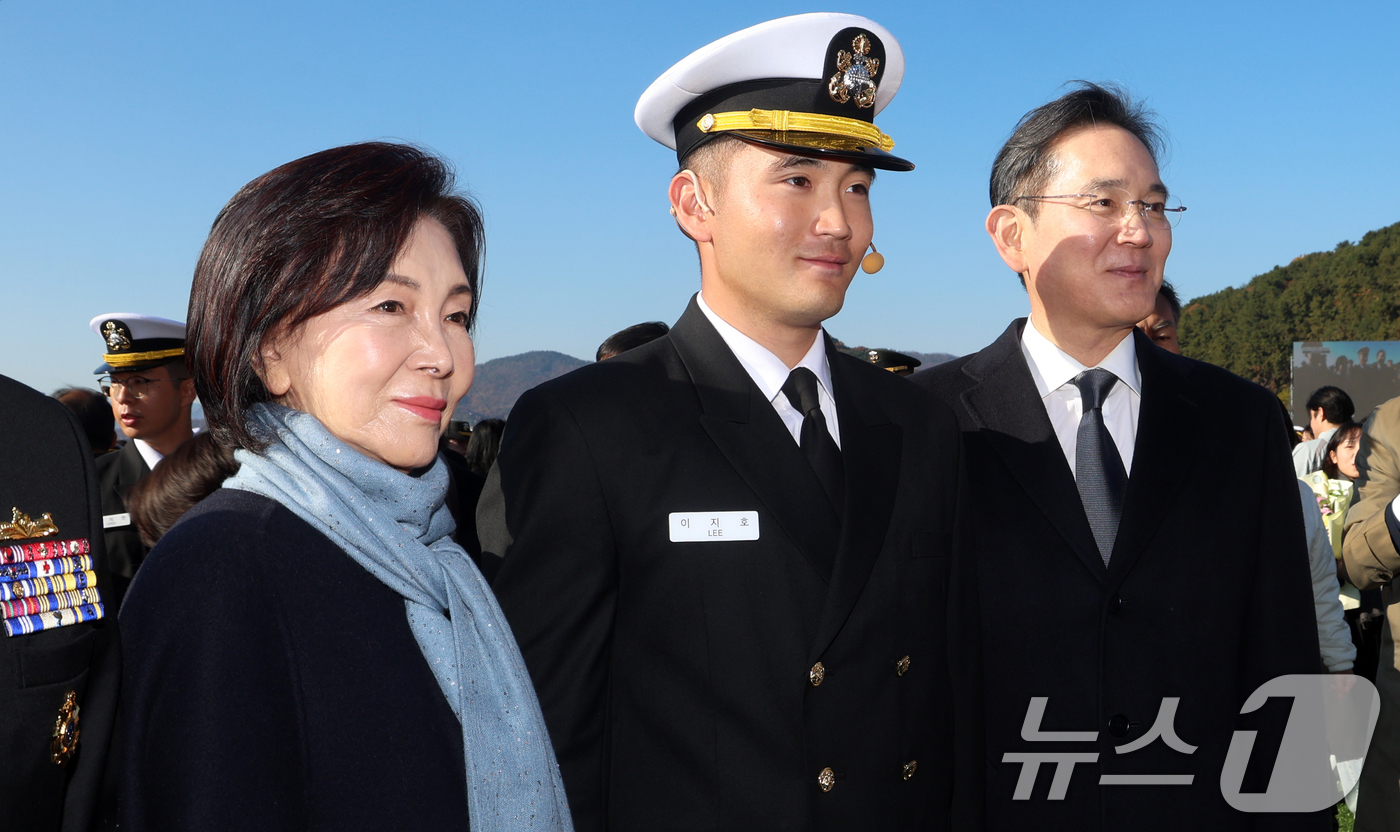 (창원=뉴스1) 윤일지 기자 = 이재용 삼성전자 회장과 홍라희 삼성미술관 리움 명예관장이 28일 경남 창원시 진해구 해군사관학교 연병장에서 열린 제139기 해군·해병대 사관후보생 …