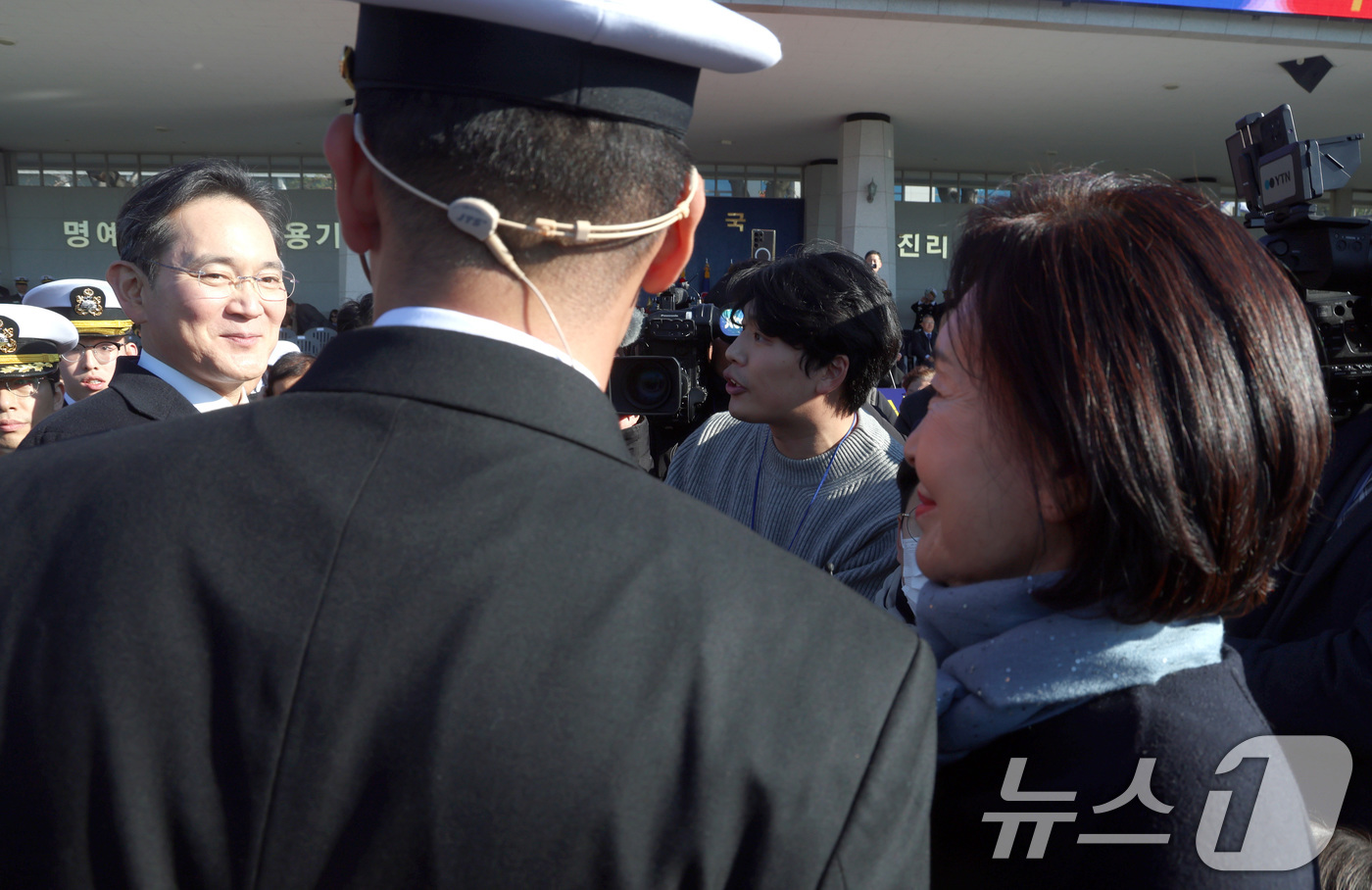 (창원=뉴스1) 윤일지 기자 = 이재용 삼성전자 회장과 홍라희 삼성미술관 리움 명예관장이 28일 경남 창원시 진해구 해군사관학교 연병장에서 열린 제139기 해군·해병대 사관후보생 …