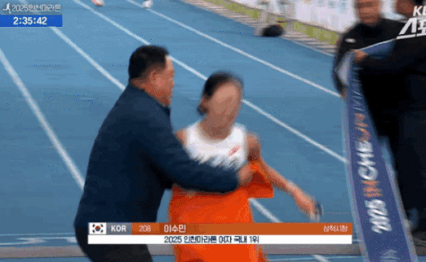 본문 이미지 - 삼척시청 김완기 감독이 1위로 결승선에 들어오고 있는 이수민 선수를 잡아주고 있다. (출처=KBS, 네이버 블로그)