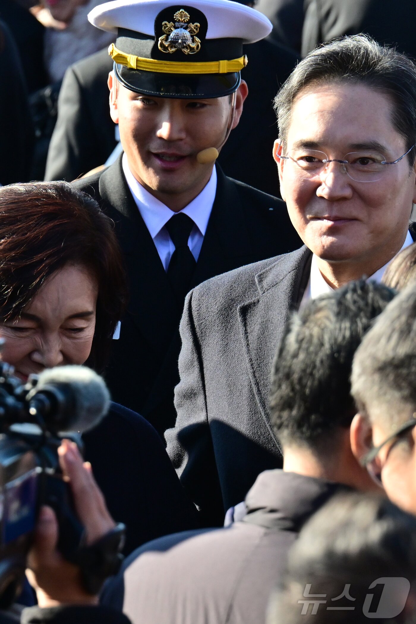 본문 이미지 - 28일 경남 진해 해군사관학교에서 열린 제139기 사관후보생 임관식에서 이지호 소위가 아버지 이재용 삼성전자 회장과 할머니 홍라희 전 삼성미술관 리움 관장을 만나 즐거워 하고 있다. &#40;공동취재&#41; 2025.11.28/뉴스1 ⓒ News1 윤일지 기자