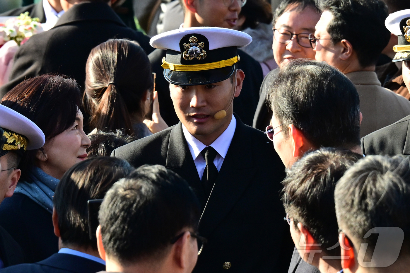 (창원=뉴스1) 윤일지 기자 = 28일 경남 진해 해군사관학교에서 열린 제139기 사관후보생 임관식에서 이지호 소위가 이재용 삼성전자 회장과 홍라희 삼성미술관 리움 명예관장을 만나 …