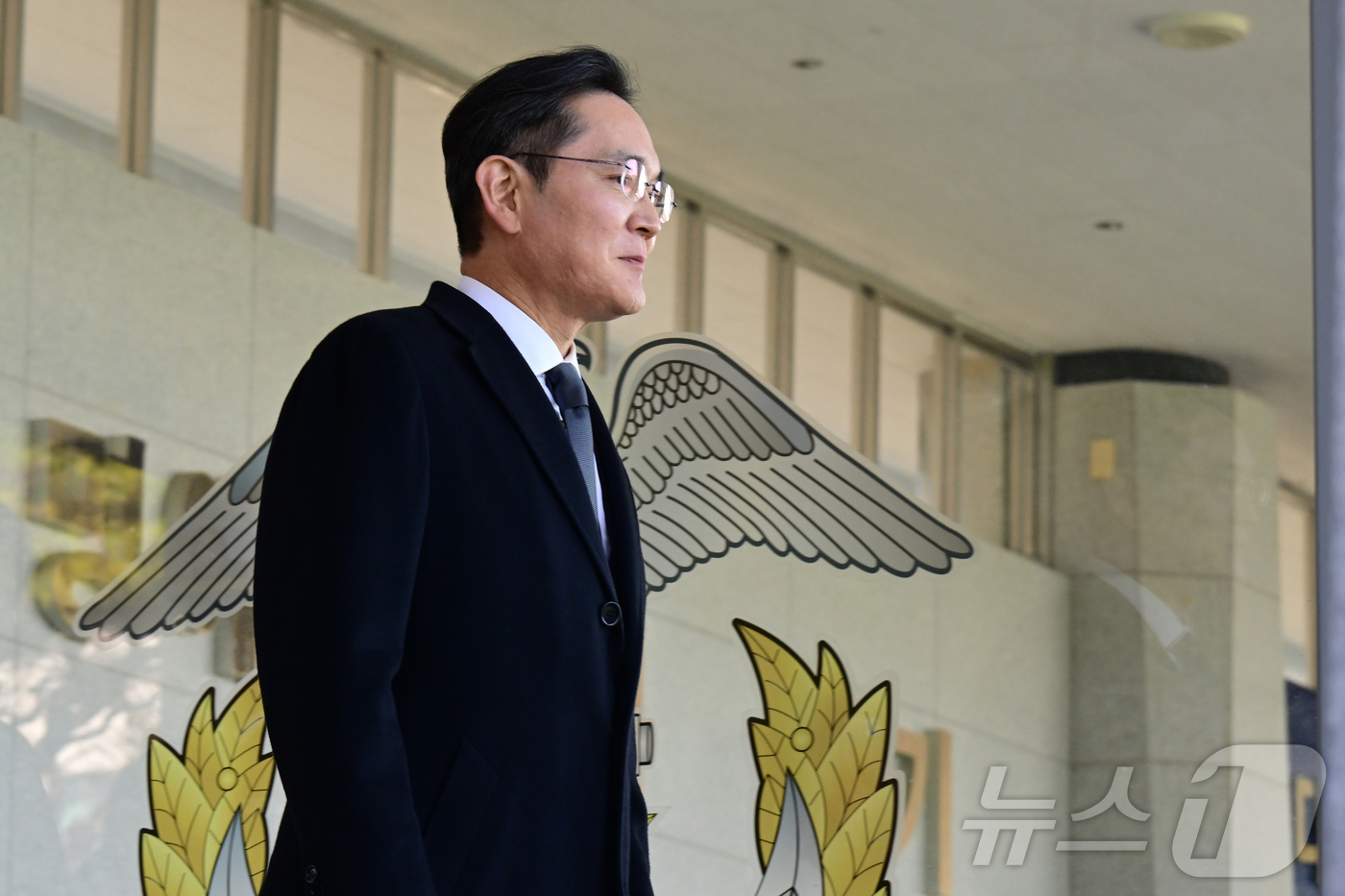 (창원=뉴스1) 윤일지 기자 = 이재용 삼성전자 회장이 28일 경남 진해 해군사관학교에서 열린 제139기 사관후보생 임관식에 참석하고 있다. (공동취재) 2025.11.28/뉴스1 …