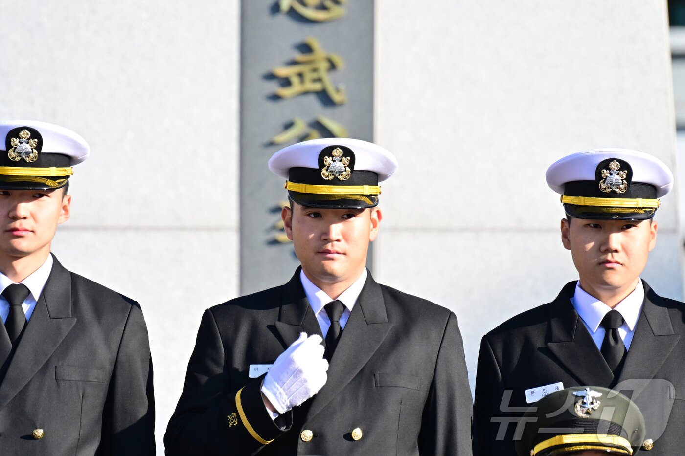 본문 이미지 - 28일 경남 진해 해군사관학교에서 열린 제139기 해군·해병대 사관후보생 임관식에서 이재용 삼성전자 회장의 장남 이지호 소위가 동기들과 기념촬영을 하고 있다. &#40;공동취재&#41; 2025.11.28/뉴스1 ⓒ News1 윤일지 기자