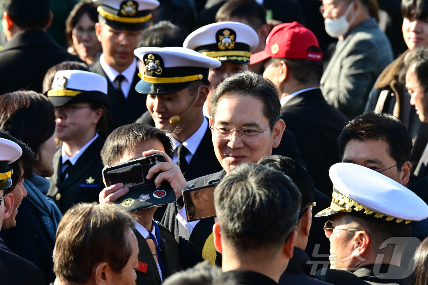 (창원=뉴스1) 윤일지 기자 = 28일 경남 진해 해군사관학교에서 열린 제139기 사관후보생 임관식에서 이재용 삼성전자 회장이 참석자와 기념 촬영 하고 있다. (공동취재) 2025 …