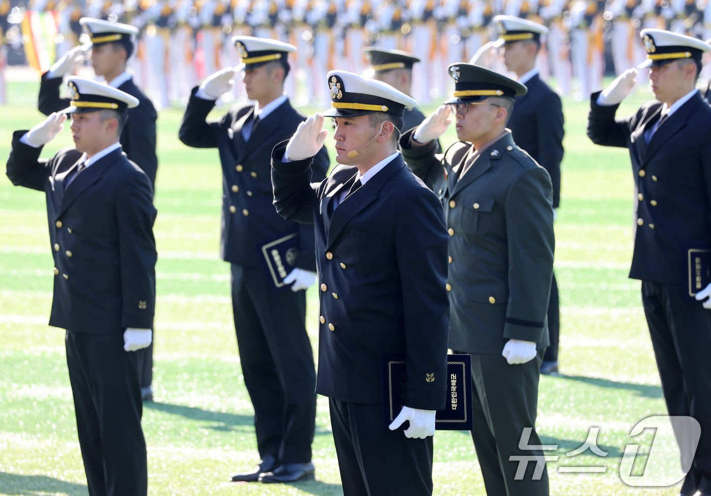 (창원=뉴스1) 윤일지 기자 = 이재용 삼성전자 회장 장남 이지호 소위가 28일 경남 창원시 진해구 해군사관학교 연병장에서 열린 제139기 해군·해병대 사관후보생 수료 및 임관식에 …