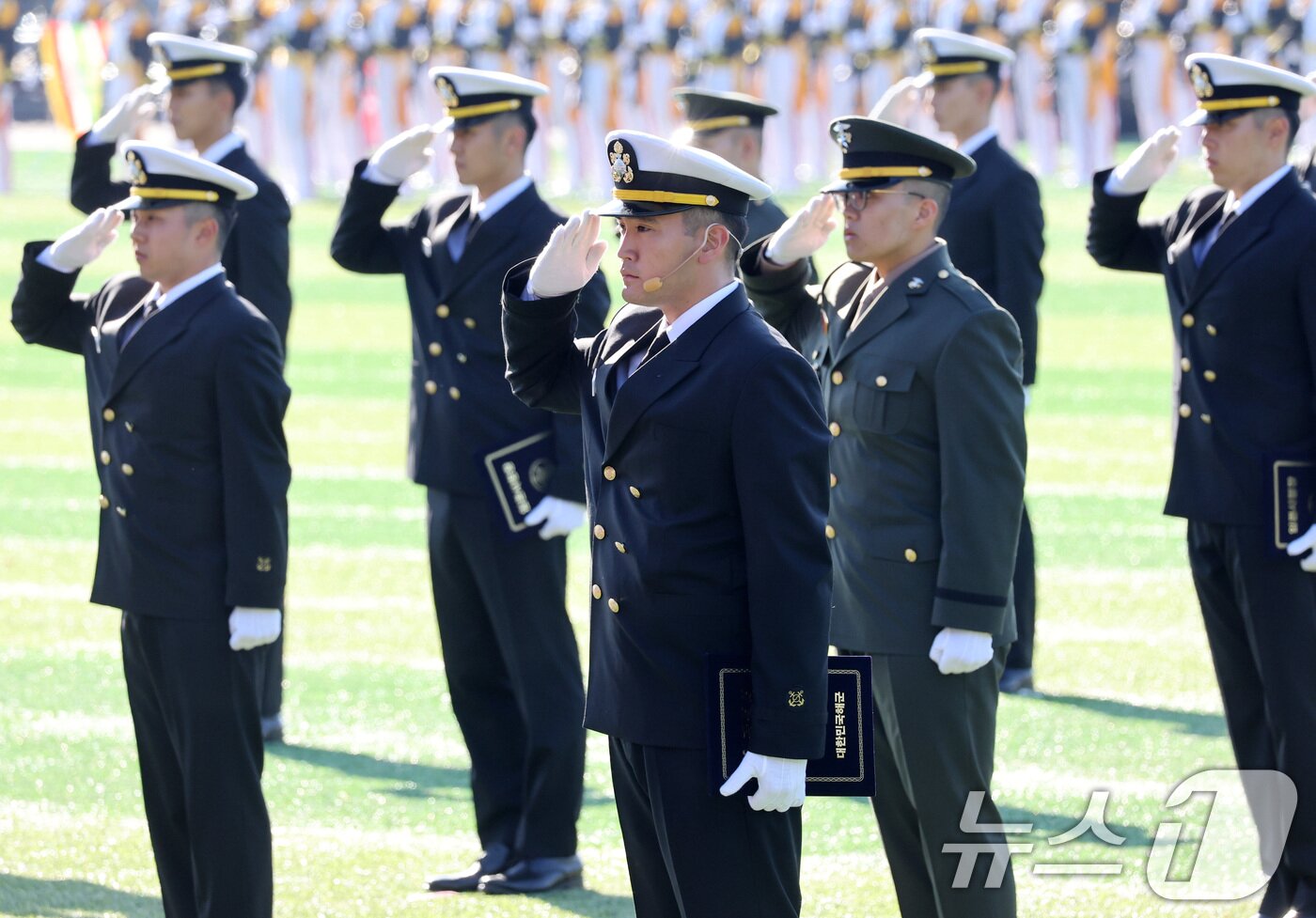 본문 이미지 - 이재용 삼성전자 회장 장남 이지호 소위가 28일 경남 창원시 진해구 해군사관학교 연병장에서 열린 제139기 해군·해병대 사관후보생 수료 및 임관식에서 경례를 하고 있다. &#40;공동취재&#41; 2025.11.28/뉴스1 ⓒ News1 윤일지 기자