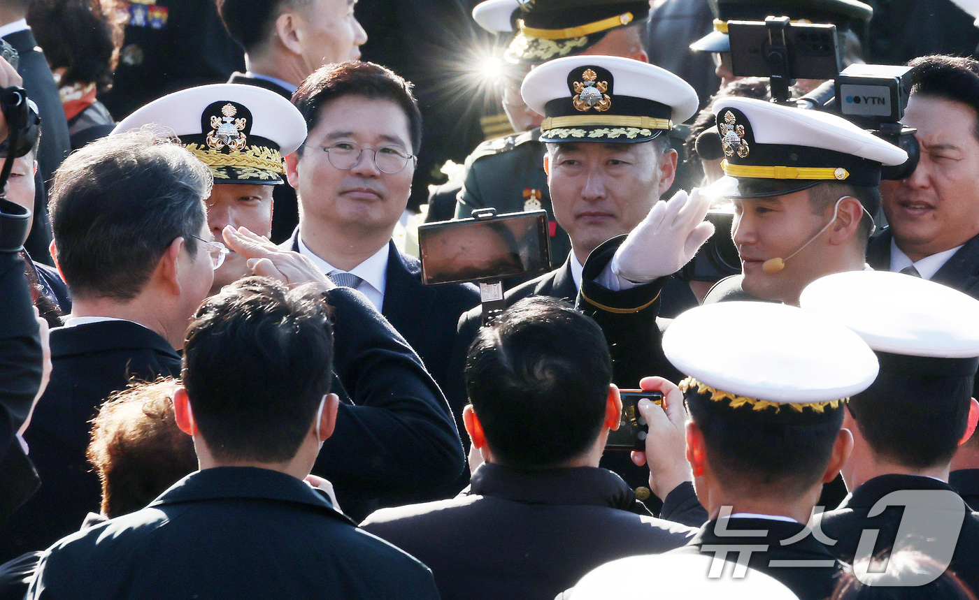 (창원=뉴스1) 윤일지 기자 = 이재용 삼성전자 회장과 홍라희 삼성미술관 리움 명예관장이 28일 경남 창원시 진해구 해군사관학교 연병장에서 열린 제139기 해군·해병대 사관후보생 …