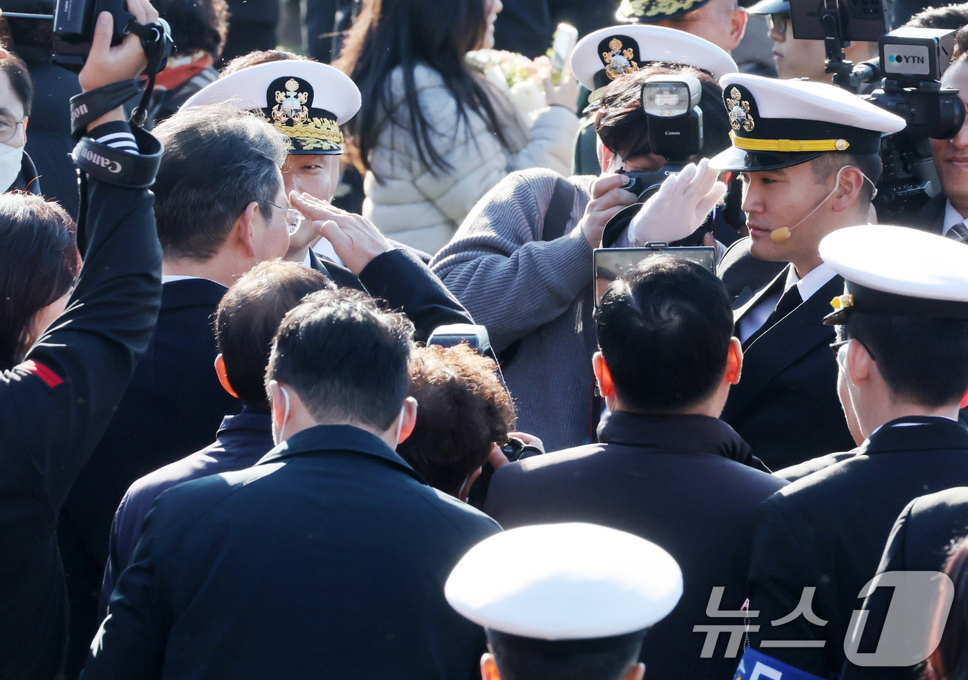 (창원=뉴스1) 윤일지 기자 = 이재용 삼성전자 회장과 홍라희 삼성미술관 리움 명예관장이 28일 경남 창원시 진해구 해군사관학교 연병장에서 열린 제139기 해군·해병대 사관후보생 …