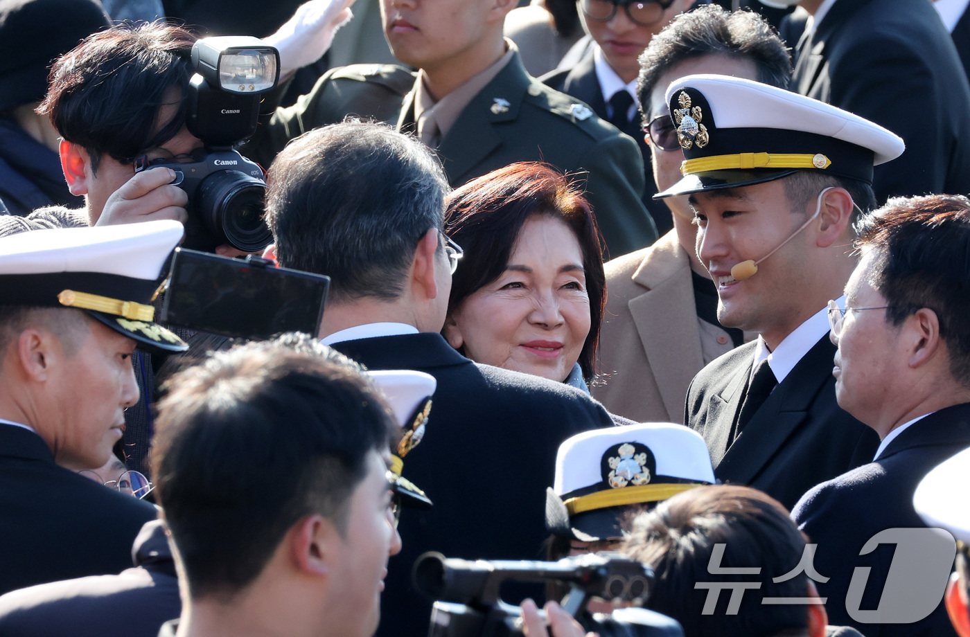 (창원=뉴스1) 윤일지 기자 = 이재용 삼성전자 회장과 홍라희 삼성미술관 리움 명예관장이 28일 경남 창원시 진해구 해군사관학교 연병장에서 열린 제139기 해군·해병대 사관후보생 …