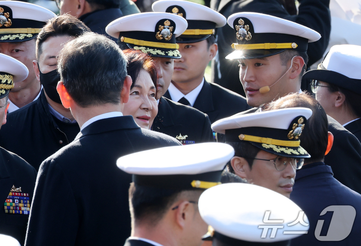 (창원=뉴스1) 윤일지 기자 = 이재용 삼성전자 회장과 홍라희 삼성미술관 리움 명예관장이 28일 경남 창원시 진해구 해군사관학교 연병장에서 열린 제139기 해군·해병대 사관후보생 …