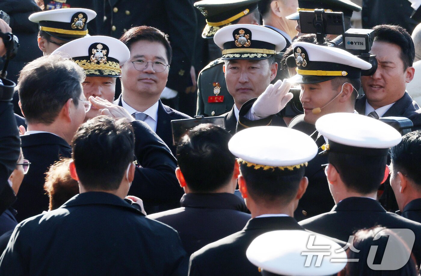 본문 이미지 - 이재용 삼성전자 회장과 홍라희 삼성미술관 리움 명예관장이 28일 경남 창원시 진해구 해군사관학교 연병장에서 열린 제139기 해군·해병대 사관후보생 수료 및 임관식에서 이 회장 장남 이지호 소위의 거수경례를 받고 있다. &#40;공동취재&#41; 2025.11.28/뉴스1 ⓒ News1 윤일지 기자