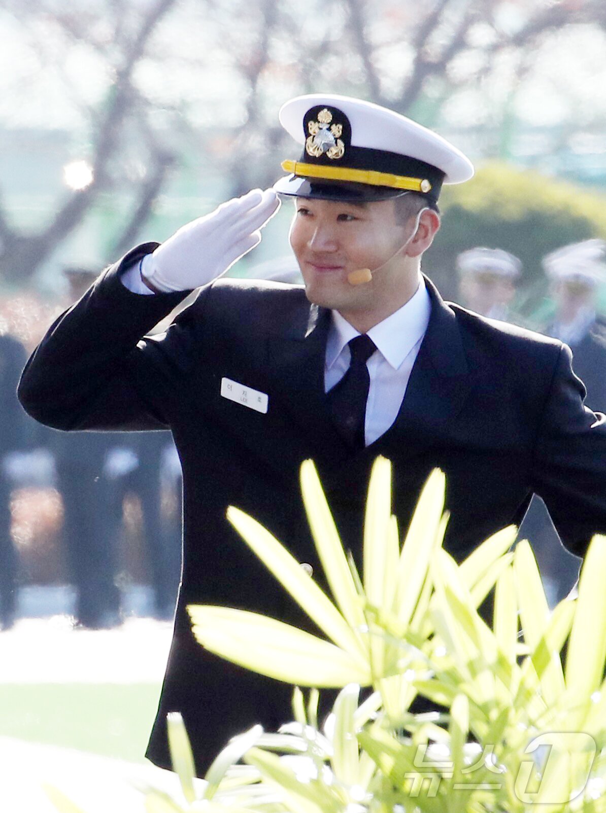 본문 이미지 - 이재용 삼성전자 회장의 장남 이지호씨가 28일 오후 경남 창원 진해구 해군사관학교에서 열린 139기 해군, 해병대 사관후보생 수료 및 임관식에서 가족들을 발견하자 경례를 하고 있다. &#40;공동취재&#41; 2025.11.28/뉴스1 ⓒ News1 윤일지 기자