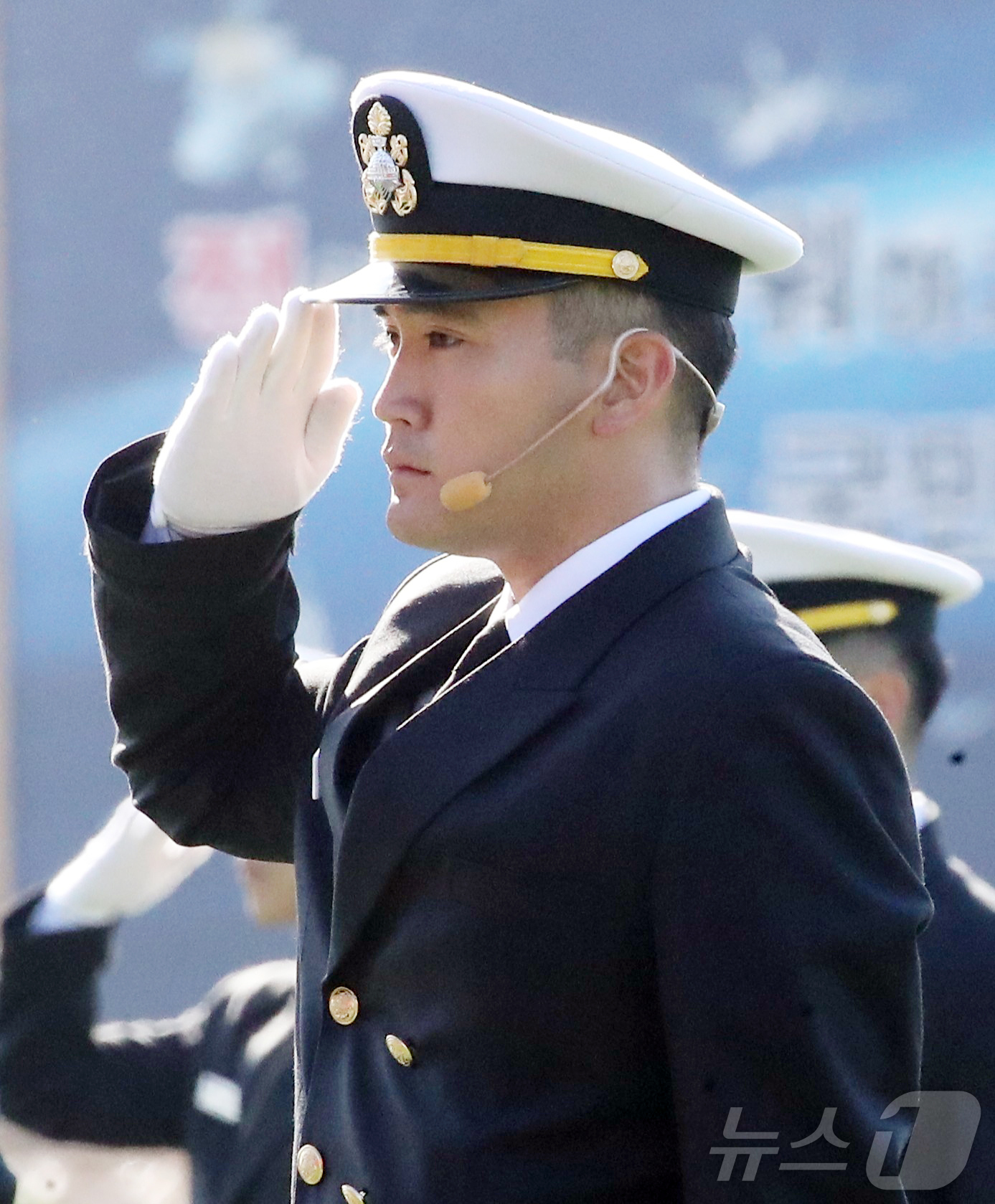 (창원=뉴스1) 윤일지 기자 = 이재용 삼성전자 회장의 장남 이지호씨가 28일 오후 경남 창원 진해구 해군사관학교에서 열린 139기 해군 해병대 사관후보생 수료 및 임관식에서 경례 …