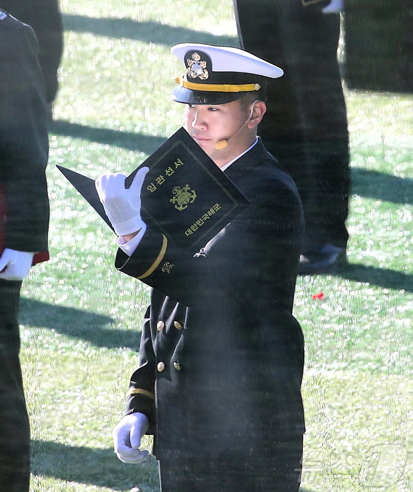 (창원=뉴스1) 윤일지 기자 = 이재용 삼성전자 회장의 장남 이지호씨가 28일 오후 경남 창원 진해구 해군사관학교에서 열린 139기 해군 해병대 사관후보생 수료 및 임관식에서 임관 …