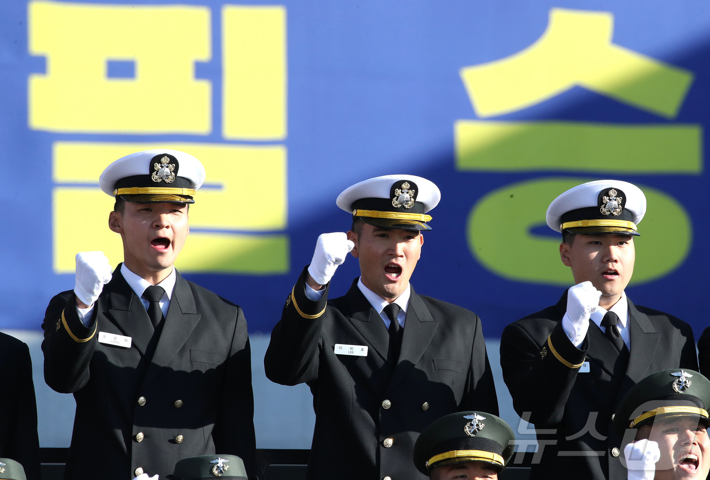 (창원=뉴스1) 윤일지 기자 = 이재용 삼성전자 회장의 장남 이지호씨가 28일 오후 경남 창원 진해구 해군사관학교에서 열린 139기 해군,해병대 사관후보생 수료 및 임관식에서 동기 …