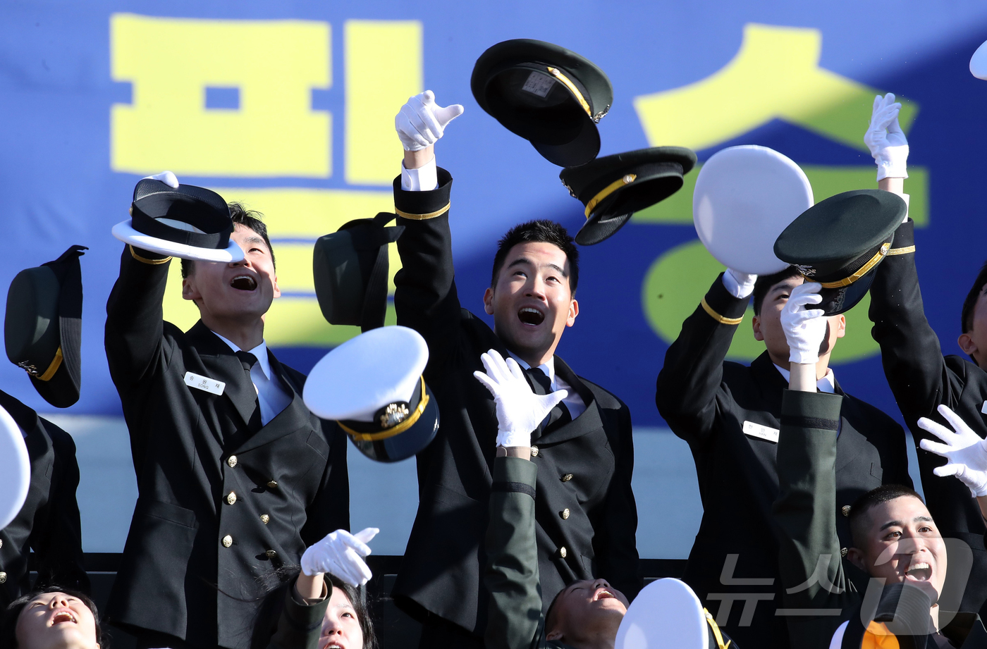 (창원=뉴스1) 윤일지 기자 = 이재용 삼성전자 회장의 장남 이지호씨가 28일 오후 경남 창원 진해구 해군사관학교에서 열린 139기 해군,해병대 사관후보생 수료 및 임관식에서 동기 …